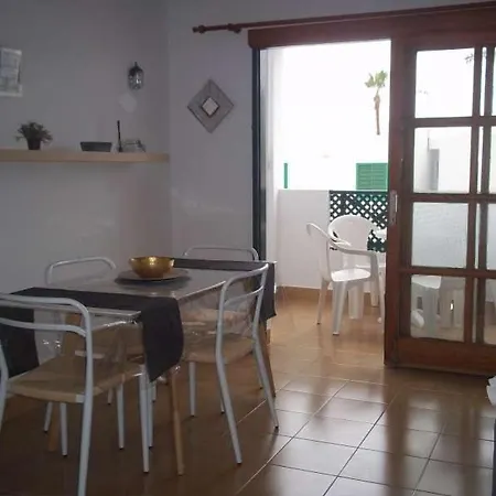 Puerto Del Carmen Sleeps 4 Pool Wifi Вилла Пуэрто дель Кармен